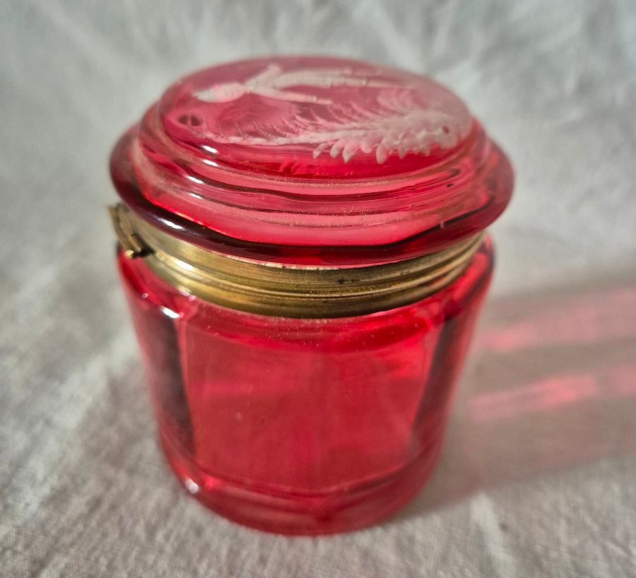 Boîte bonbonnière en verre rouge émaillé "Mary Gregory" du XIXème siècle -photo-1