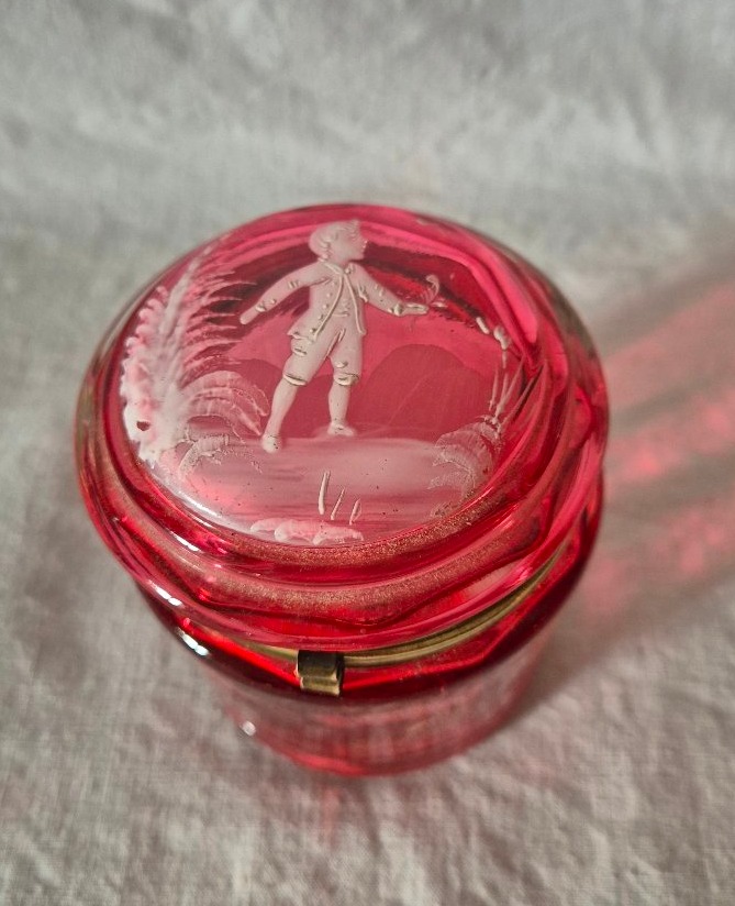 Boîte bonbonnière en verre rouge émaillé "Mary Gregory" du XIXème siècle 