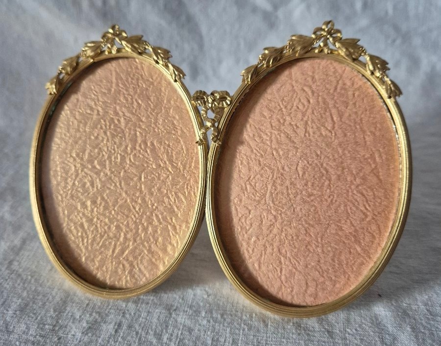 Second Empire Gilt-bronze Oval Diptych Frame With Original Convex Glass Panels 