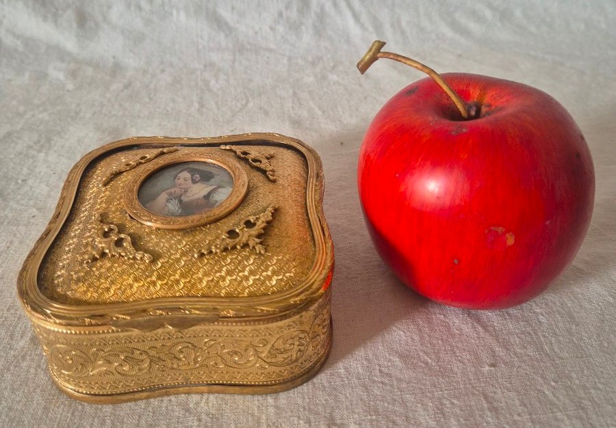 Boîte à bijoux Napoléon III en pomponne doré et médaillon de jeune fille -photo-2