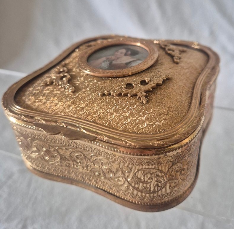 Boîte à bijoux Napoléon III en pomponne doré et médaillon de jeune fille -photo-4