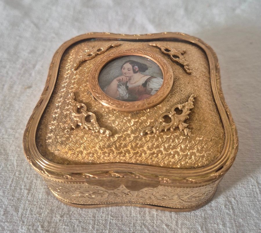 Boîte à bijoux Napoléon III en pomponne doré et médaillon de jeune fille -photo-1