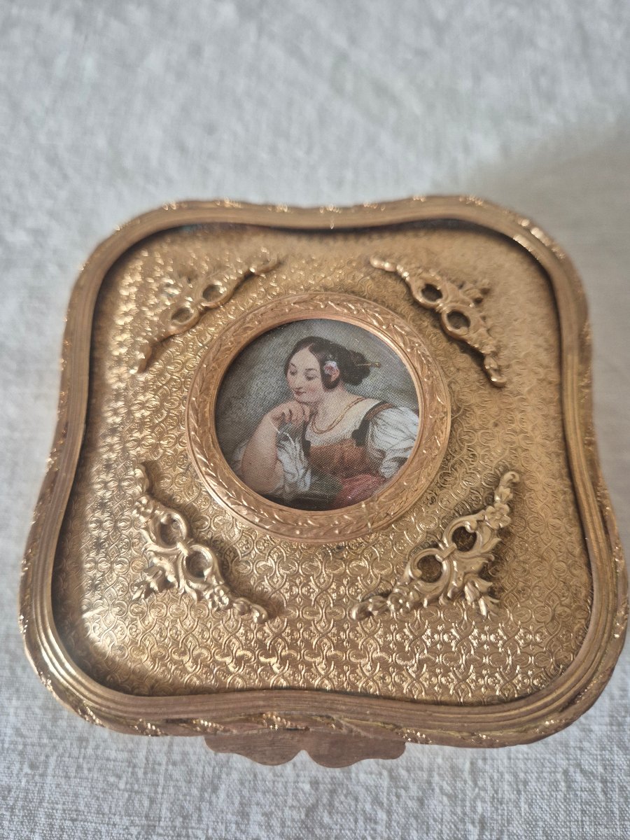 Boîte à bijoux Napoléon III en pomponne doré et médaillon de jeune fille -photo-3