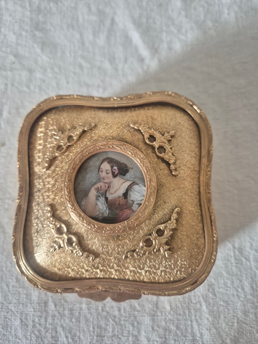 Boîte à bijoux Napoléon III en pomponne doré et médaillon de jeune fille -photo-5