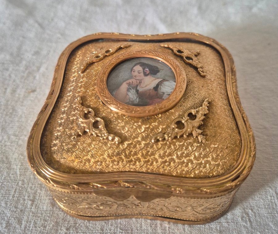 Boîte à bijoux Napoléon III en pomponne doré et médaillon de jeune fille 