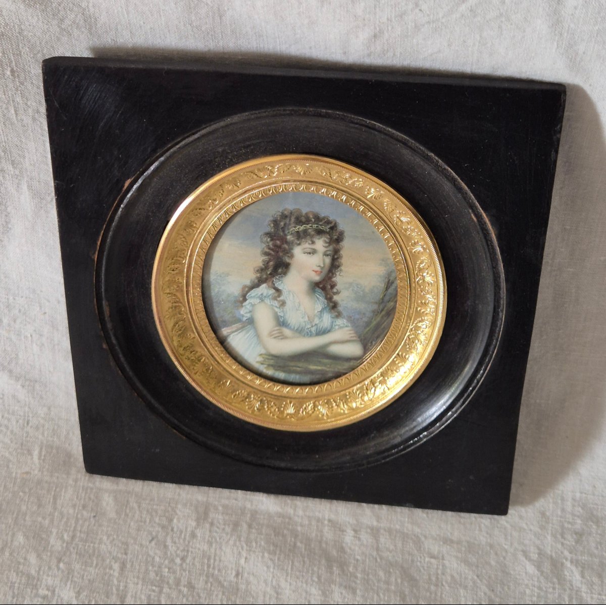 19th-century Oval Ivory Miniature Of A Young Girl, Set In A Wooden And Bronze Frame -photo-3