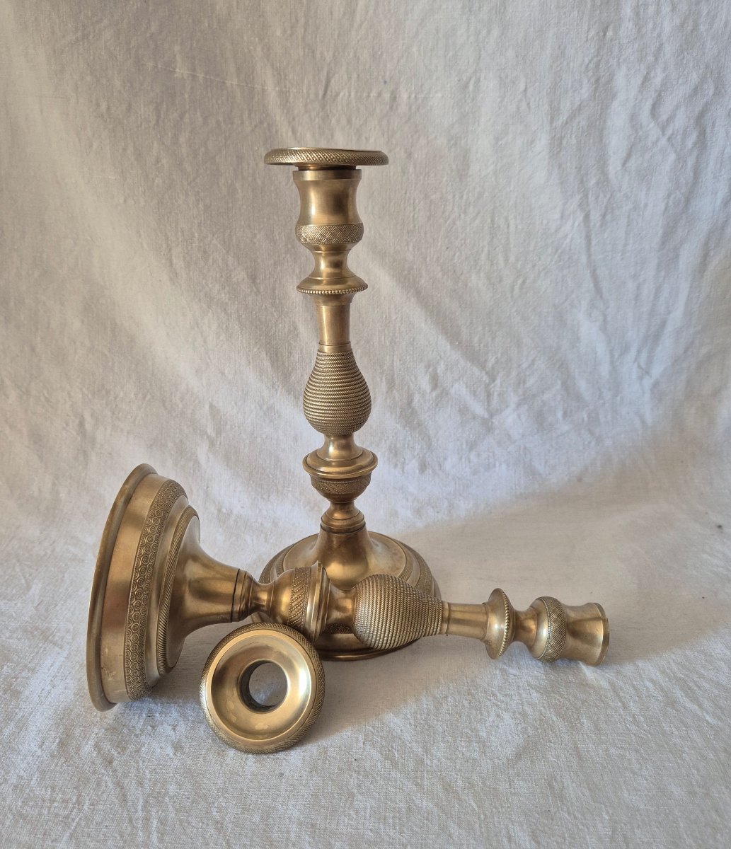 Paire de bougeoirs en bronze profilés et gravés du XIXème siècle -photo-4