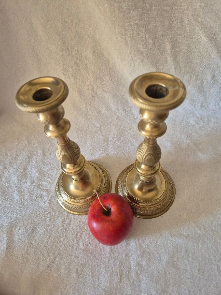 Paire de bougeoirs en bronze profilés et gravés du XIXème siècle -photo-3