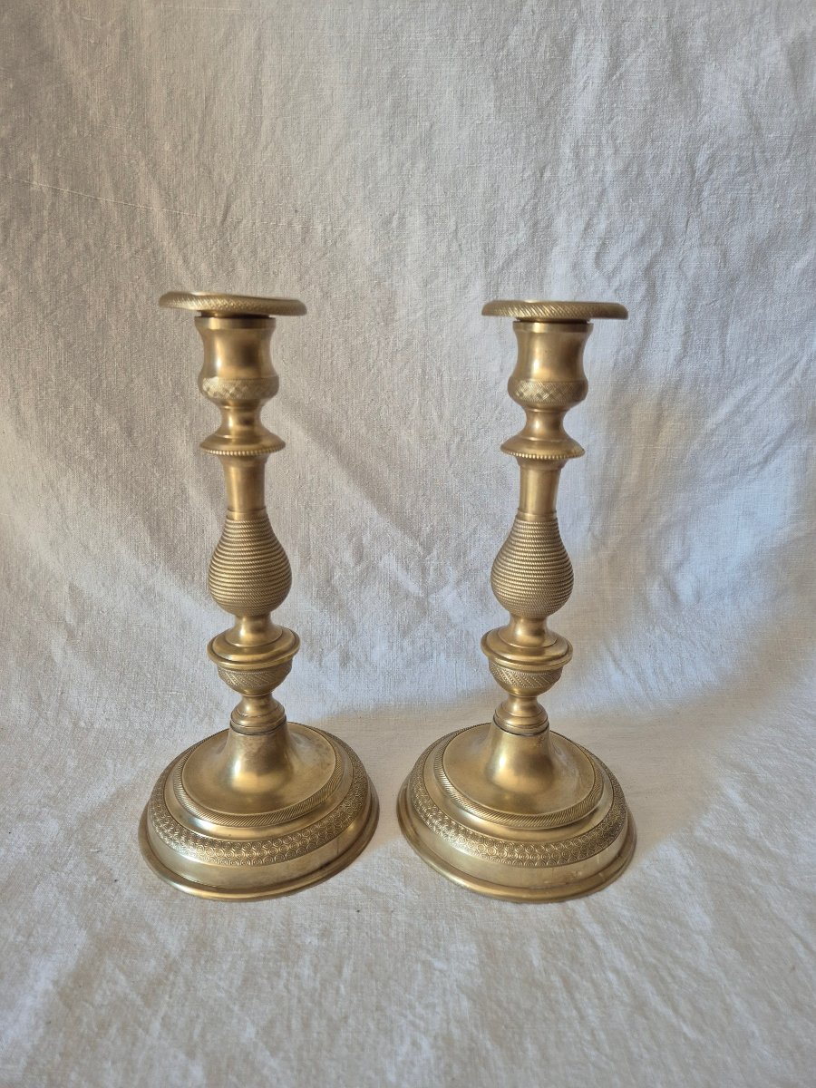 Paire de bougeoirs en bronze profilés et gravés du XIXème siècle -photo-7
