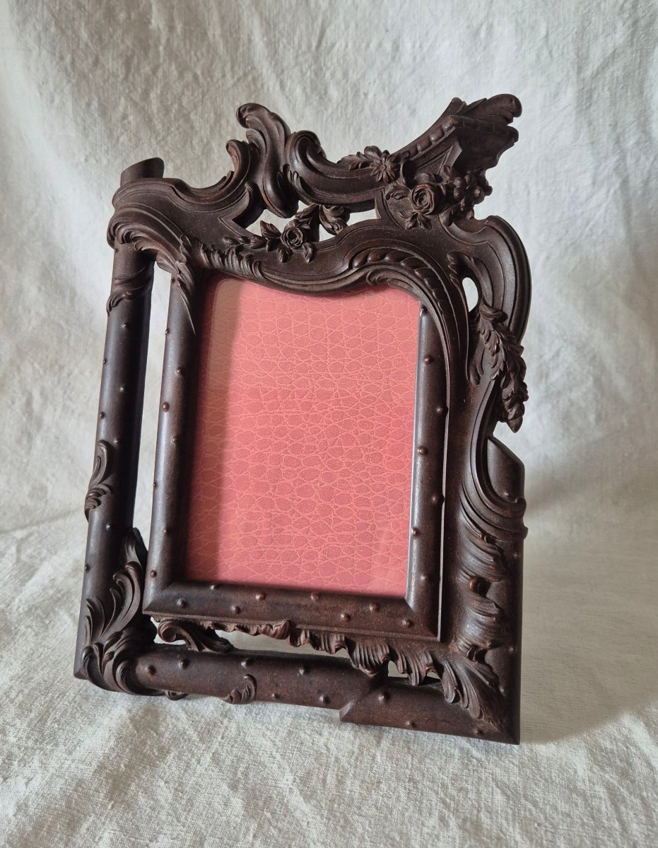 Cadre photo en bois durci marron au style rocaille Louis XV de la fin du XIXème siècle 