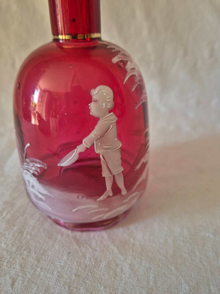 Carafe en verre rose soutenu et décoré d’émail blanc Mary Gregory -photo-3