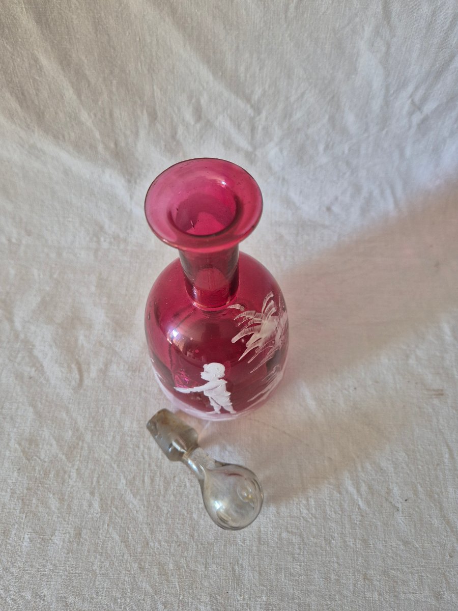 Carafe en verre rose soutenu et décoré d’émail blanc Mary Gregory -photo-4