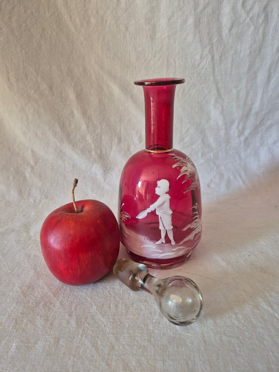 Carafe en verre rose soutenu et décoré d’émail blanc Mary Gregory -photo-2