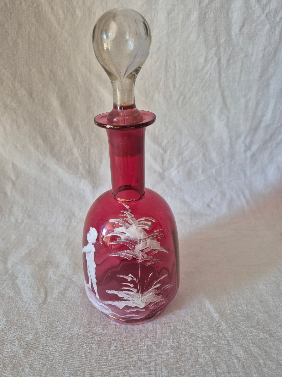 Carafe en verre rose soutenu et décoré d’émail blanc Mary Gregory -photo-3