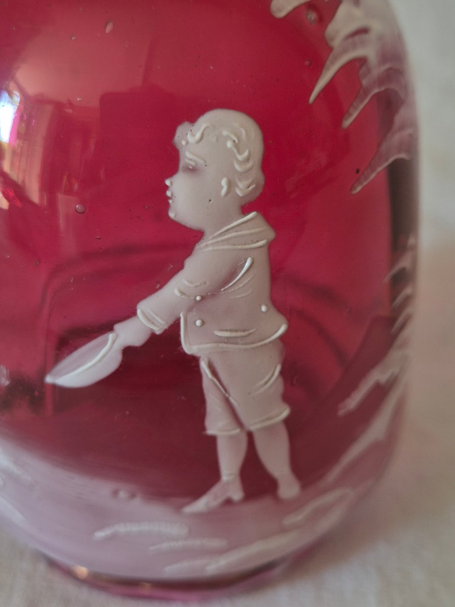 Carafe en verre rose soutenu et décoré d’émail blanc Mary Gregory -photo-4