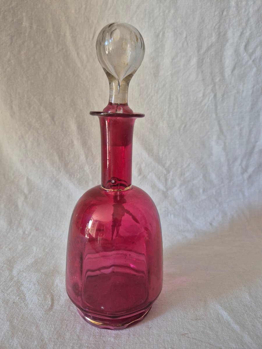 Carafe en verre rose soutenu et décoré d’émail blanc Mary Gregory -photo-5
