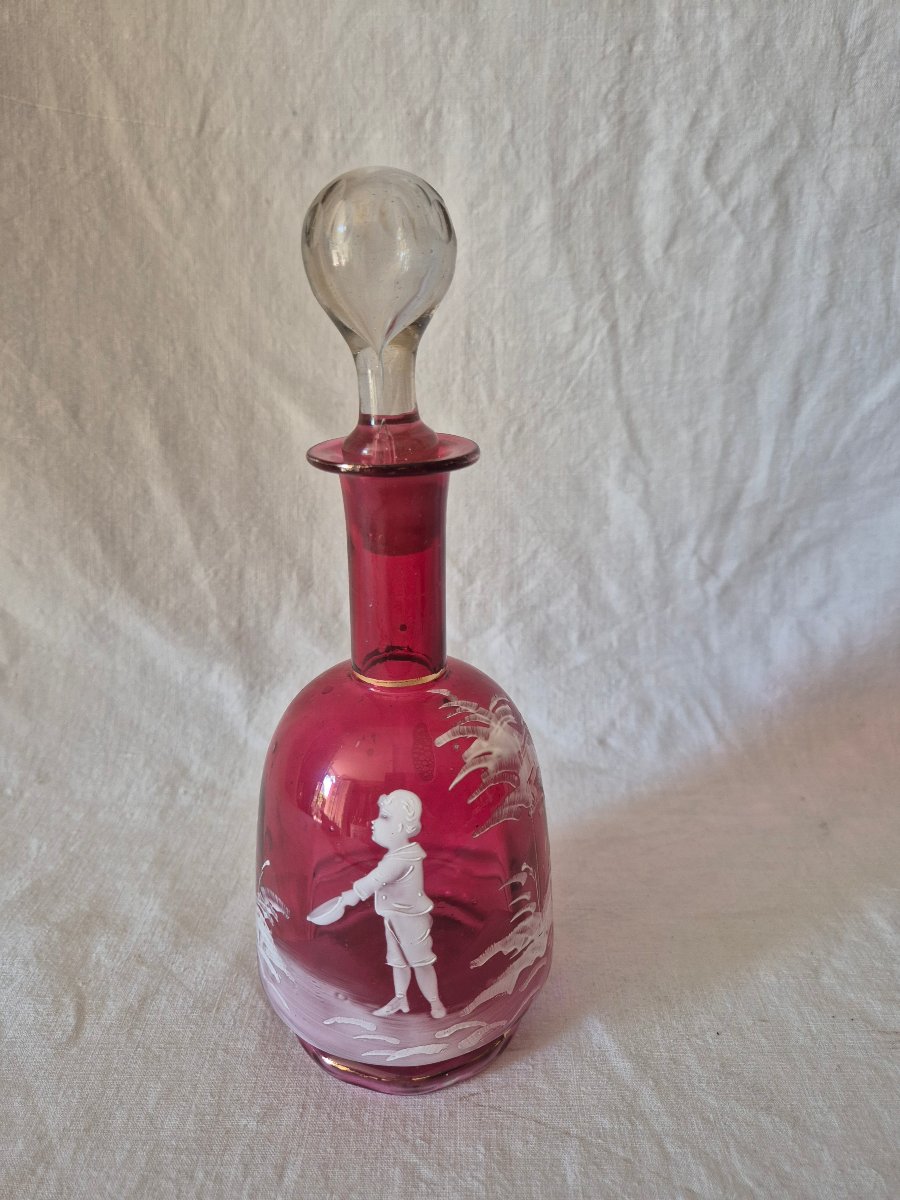 Carafe en verre rose soutenu et décoré d’émail blanc Mary Gregory 