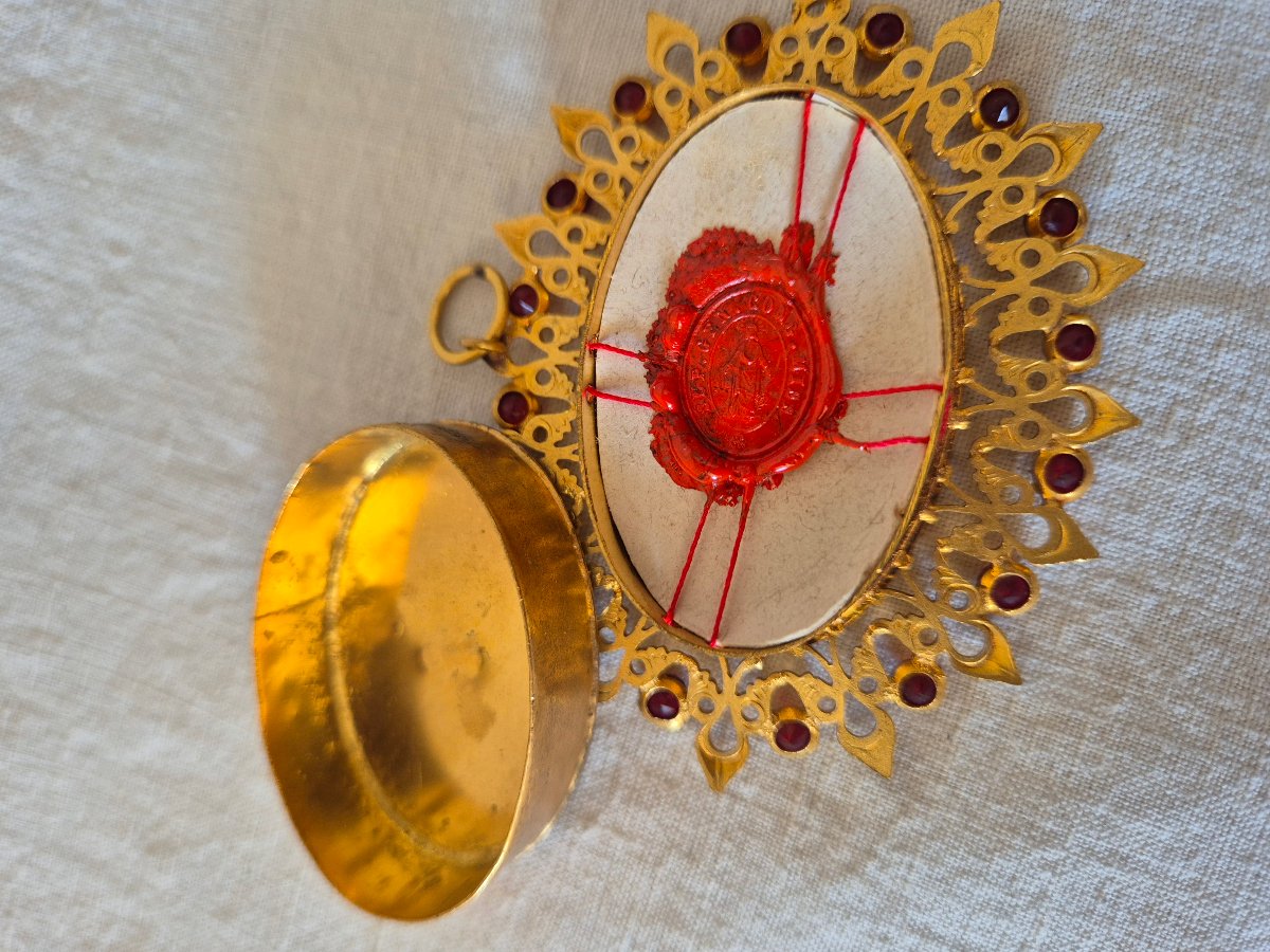 Reliquaire doré ovale en argent doré à  décor rayonnant serti de pierreries rouge grenat-photo-4