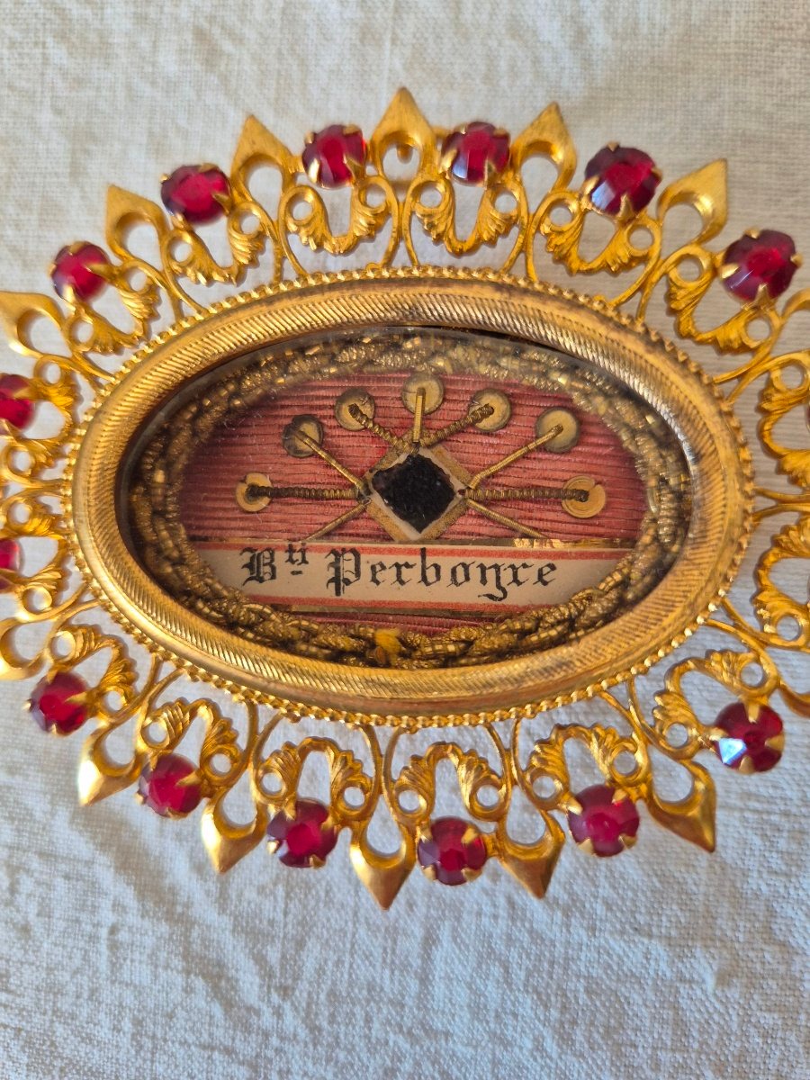 Reliquaire doré ovale en argent doré à  décor rayonnant serti de pierreries rouge grenat-photo-2
