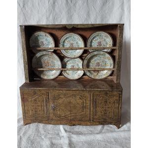 Toy “buffet Dresser” In Trompe L’oeil Lithographed Sheet Metal And Six Plates With Floral Decor 