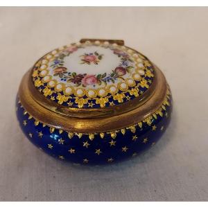 Pill Box In Bressan Enamel With Flowered, Beaded And Starry Decor From The 19th Century 