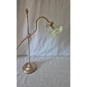 Lampe de bureau en laiton et bronze à bras articulé.