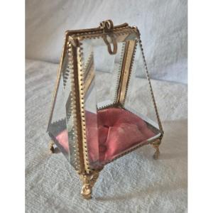 Coffret porte montre en verre et pomponne doré de forme inédite 
