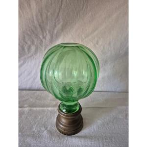 Boule d'escalier en verre taillé couleur vert ouraline du XIXème siècle 
