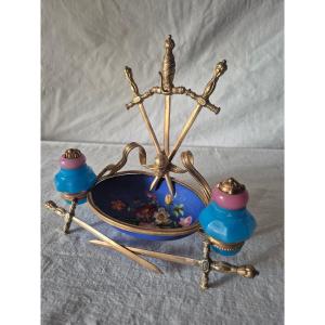 Encrier-porte montre-baguier en opaline,  porcelaine et pomponne doré Napoléon III 