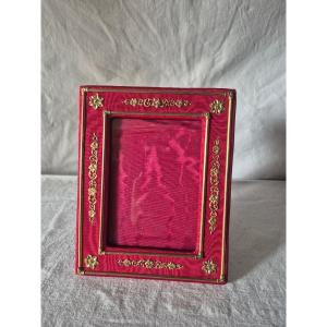 Rouge opéra et dorures pour ce cadre photo format album fin XIXème siècle 