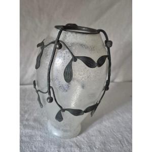 Vase en verre givré à décor de gui en bronze patiné foncé 