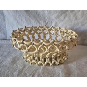 Corbeille jardinière en faïence de Langeais aux tons ivoire et platine du XIXème siècle 