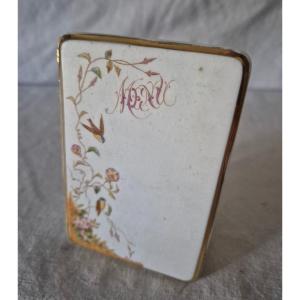 Petit menu de table format chevalet en porcelaine à surface de biscuit.