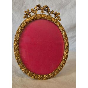 Cadre photo ovale bronze doré et ciselé à verre convexe d'origine XIXème siècle
