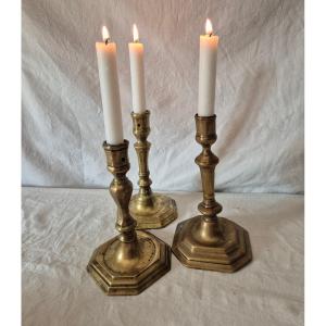 Ensemble de trois bougeoirs du XVIIIème siècle en bronze 
