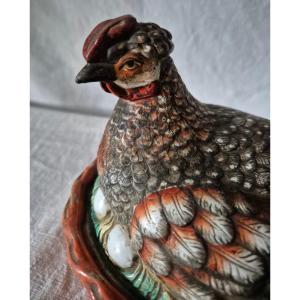 Terrine de feu en trompe l'œil en faïence représentant une poule polychrome