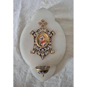 Bénitier de chevet en bronze doré et émaillé cloisonnéavec miniature de la Vierge à l'enfant