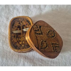 Reliquaire coffret en marqueterie de paille à deux reliques