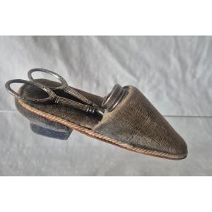 Special Sewing Edition: Shoe-shaped Scissors Holder And Thimble.