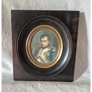 Miniature ovale de Napoléon Bonaparte dans son cadre en bois du XIXème siècle 