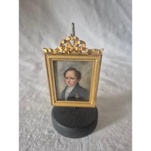 Portrait miniature d'homme à la médaille sur ivoire.  École Française vers 1820