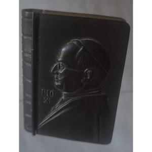 Porte chapelet et son rosaire en forme de livre représentant Pie XI.