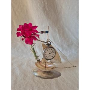 Porte montre vase voilier en nacre vers 1900