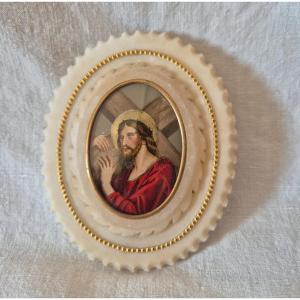Jésus portant la croix dans un fixé sous verre et cadre en albâtre début XXème siècle e