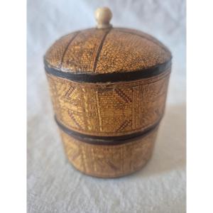 Boîte à couvercle bombé en marqueterie de paille début XIXème siècle
