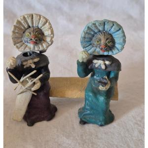 Grands mères trembleuses chats en métal polychrome sur un banc aux têtes dodélinantes