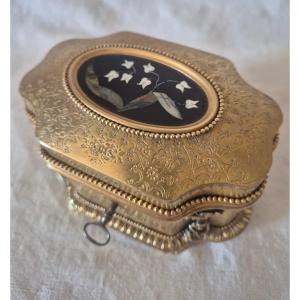 Coffret précieux bronze doré signé Tahan de forme mouvementée à médaillon en pietra dura 
