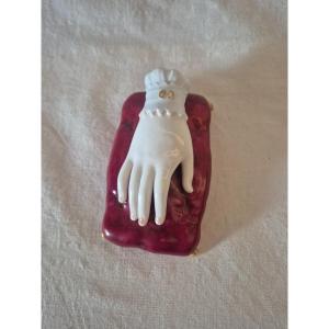 Presse papier main féminine sur coussin porcelaine de Vieux Paris du XIXème siècle