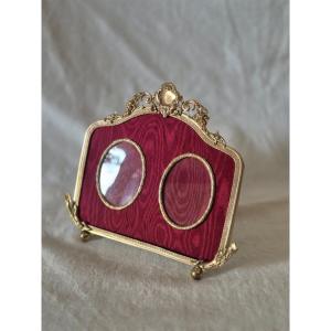 Gilded Bronze Diptych Picture Frame With Two Oval Panels And Red Opera Moiré Mats