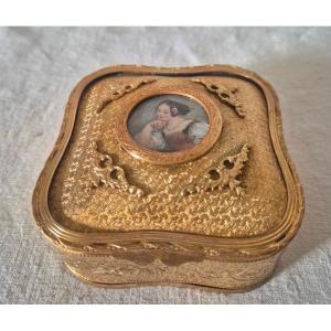 Boîte à bijoux Napoléon III en pomponne doré et médaillon de jeune fille